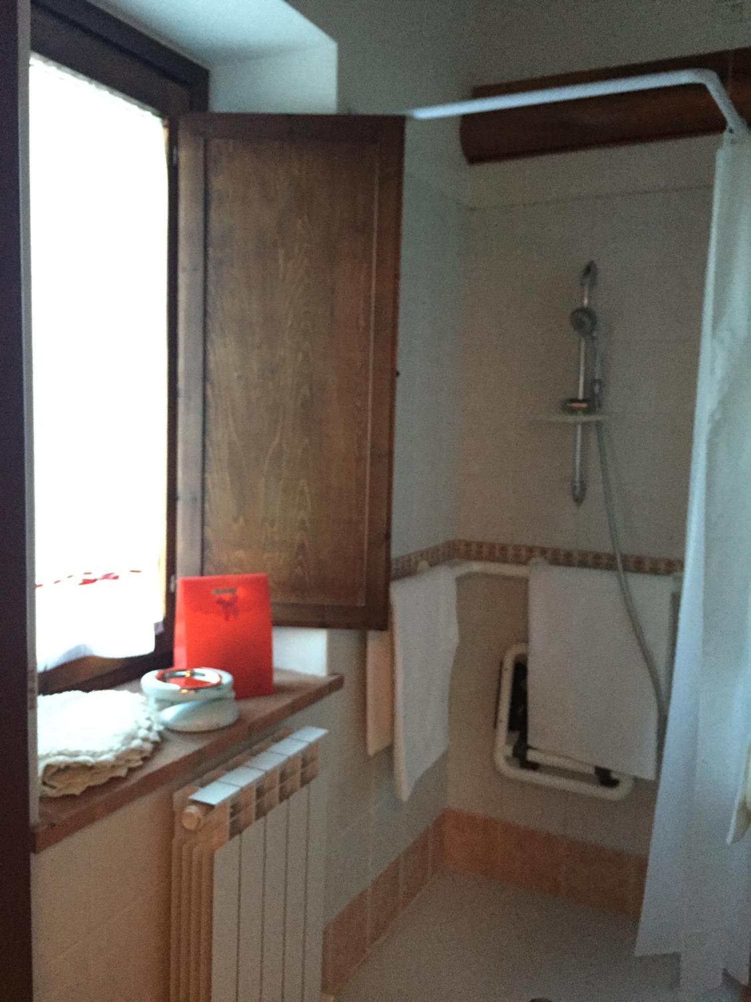 Rosso Porpora Villa Colle Umberto  Room photo